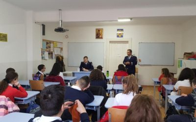Activitate de prevenire a cyberbullying ṣi de informare privind siguranṭa online