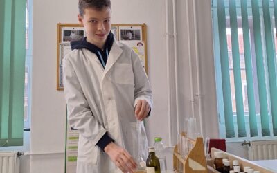 Performanță remarcabilă la chimie: elevul Alecsandru Bortoș, calificat la două competiții naționale